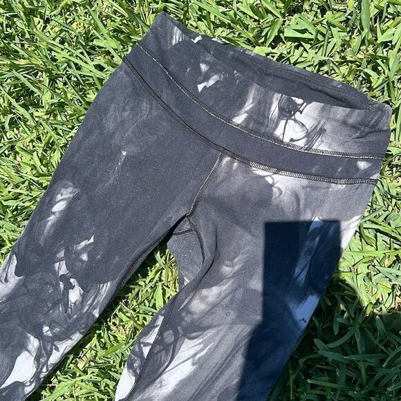 Black Tie Dye Leggings - Size Small - Ankle Leggings - Black & White - LIKE NEW - Picture 2 of 3